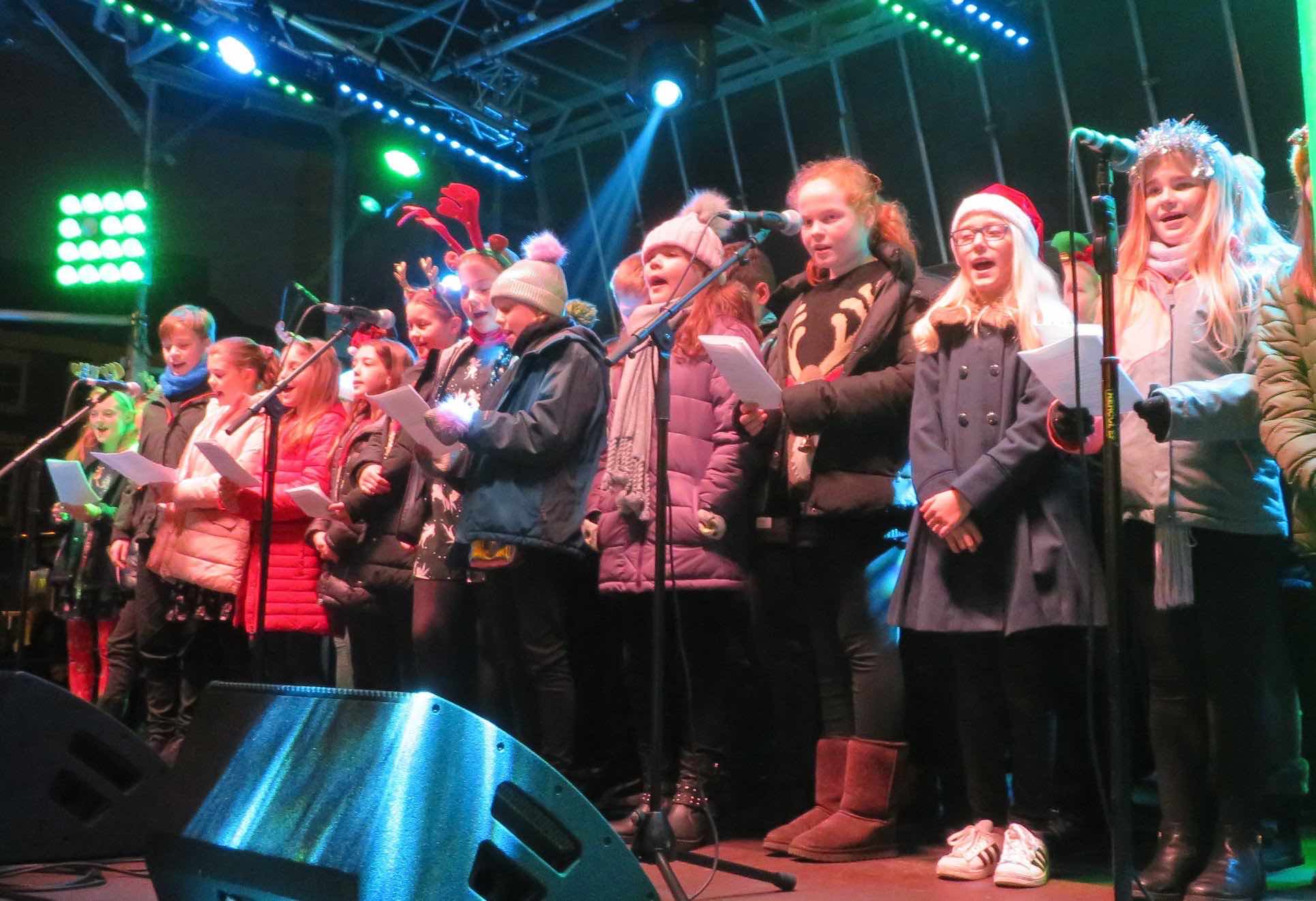 Lichfield christmas , lichfield lights , lichfield switch on , lichfield 2019 , lichfield news lichfield concert , christmas shopping in lichfield , lichfield opening hours , lichfield review , cannocksound , stage men , 